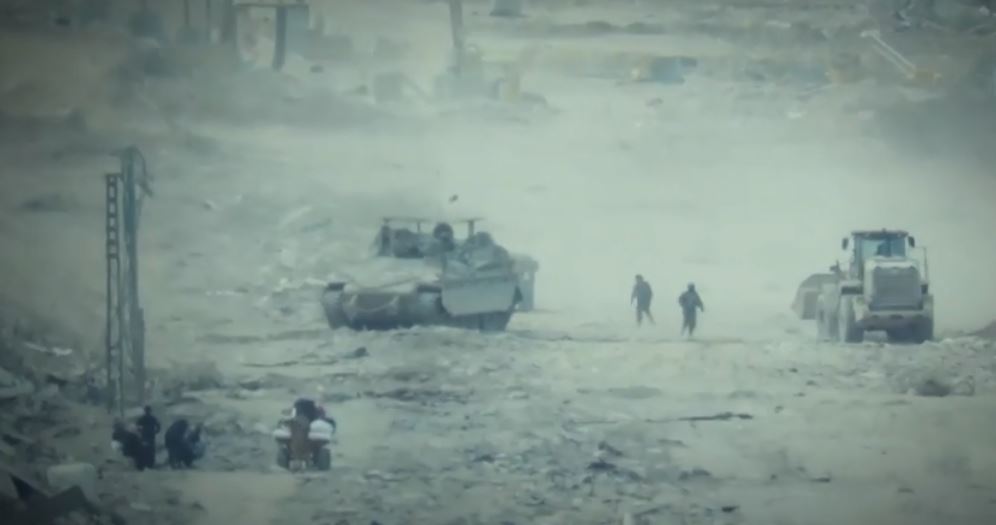 فيديو مروع يوثق إعدام الاحتلال فلسطينيين بسواحل غزة.. قُتلوا بدم بارد وجرافات سحقتهم لإخفاء آثار الجريمة