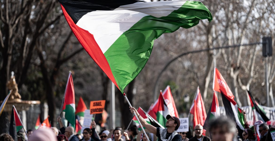 مشجعو فريق برشلونة لكرة السلة يهتفون لفلسطين خلال مباراة مع فريق إسرائيلي (فيديو)