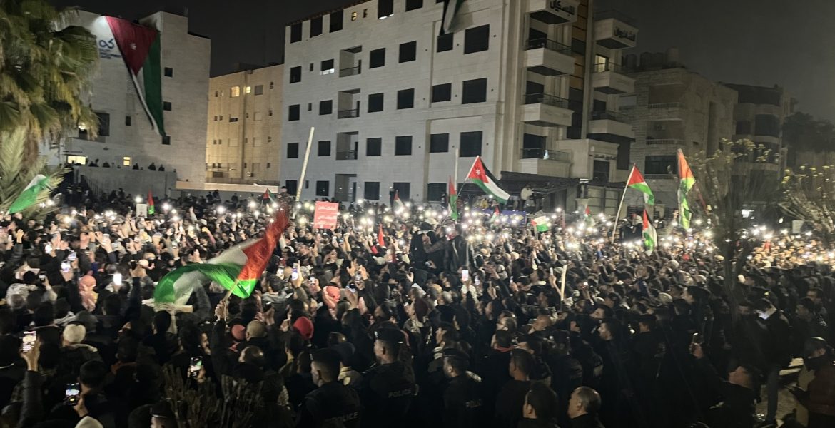 “إيش ذنب المعتقلين غير نصرة فلسطين”.. تواصل احتشاد الأردنيين بالقرب من سفارة الاحتلال ودعاء لغزة