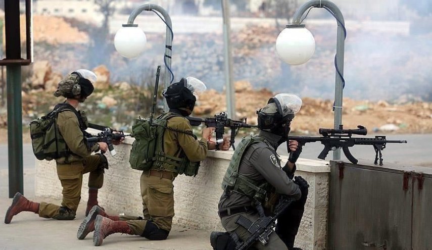 الاحتلال يطلق النار على شاب شمال الخليل واعتقال شابين من بيت أمر