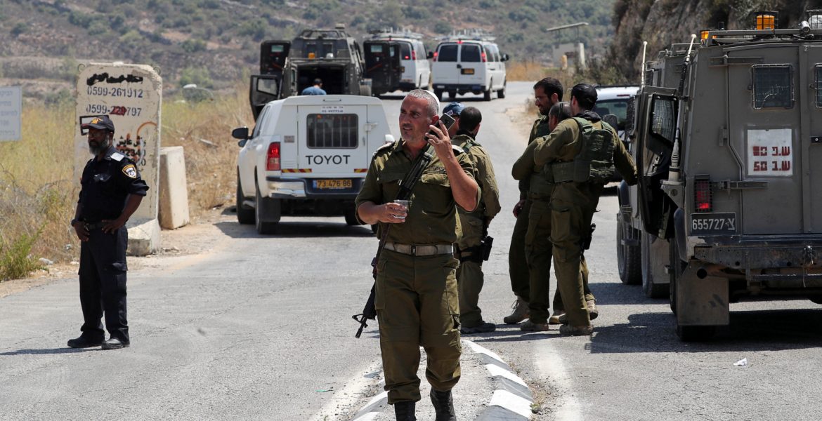 أطلقوا النار على المنازل واشتبكوا مع فلسطينيين.. مستوطنون يهاجمون بلدة بالضفة بحماية جيش الاحتلال
