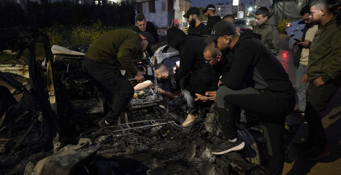 استشهاد “إسلام خمايسة” أحد قادة كتيبة جنين وإصابة آخرين.. الاحتلال استهدفهم بقصف المخيم بطائرة حربية