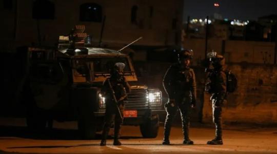 وسط اندلاع مواجهات مع الشبان الفلسطينيين.. قوات الاحتلال تقتحم بلدات في الضفة