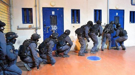 وحدات القمع تقتحم قسم "5" في سجن "رامون" وتنقل كل من فيه إلى "نفحة"