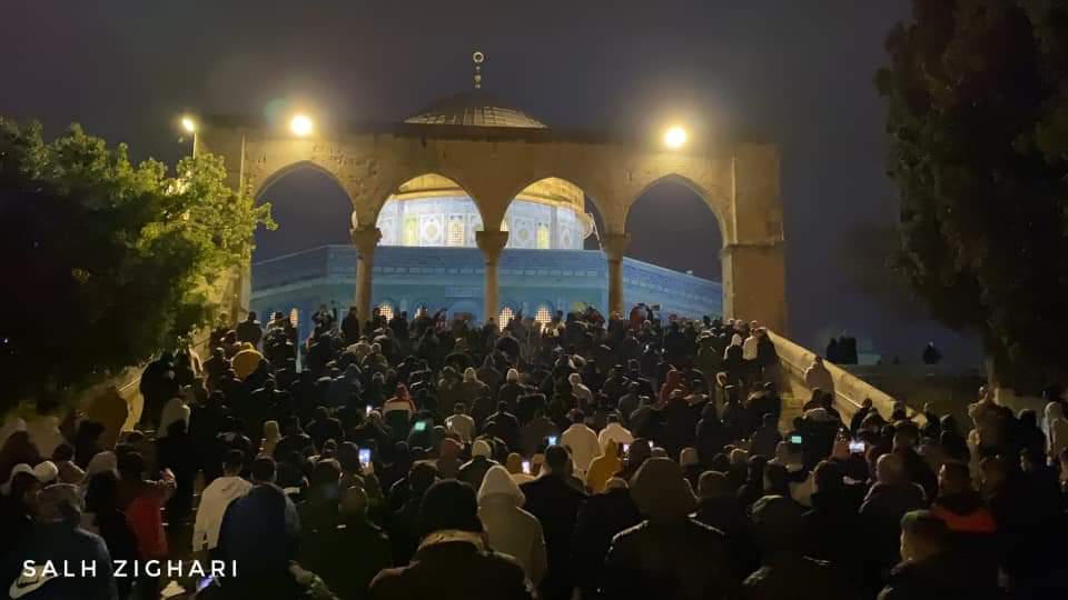 الآلاف يؤدون صلاة "الفجر العظيم" في الأقصى وقوات الاحتلال تقمع المصلين