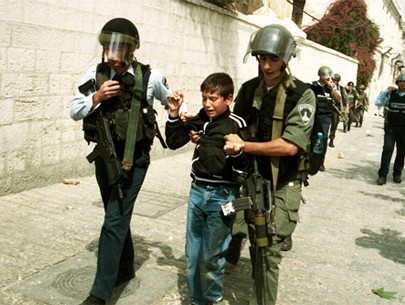 الاحتلال يعتقل ثلاثة مواطنين بينهم فتى اعتقال فتى