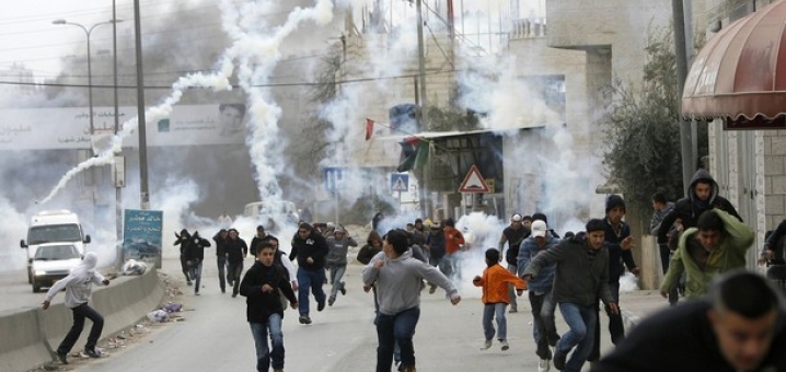 إصابات بالمطاط والغاز في الخليل مواجهات