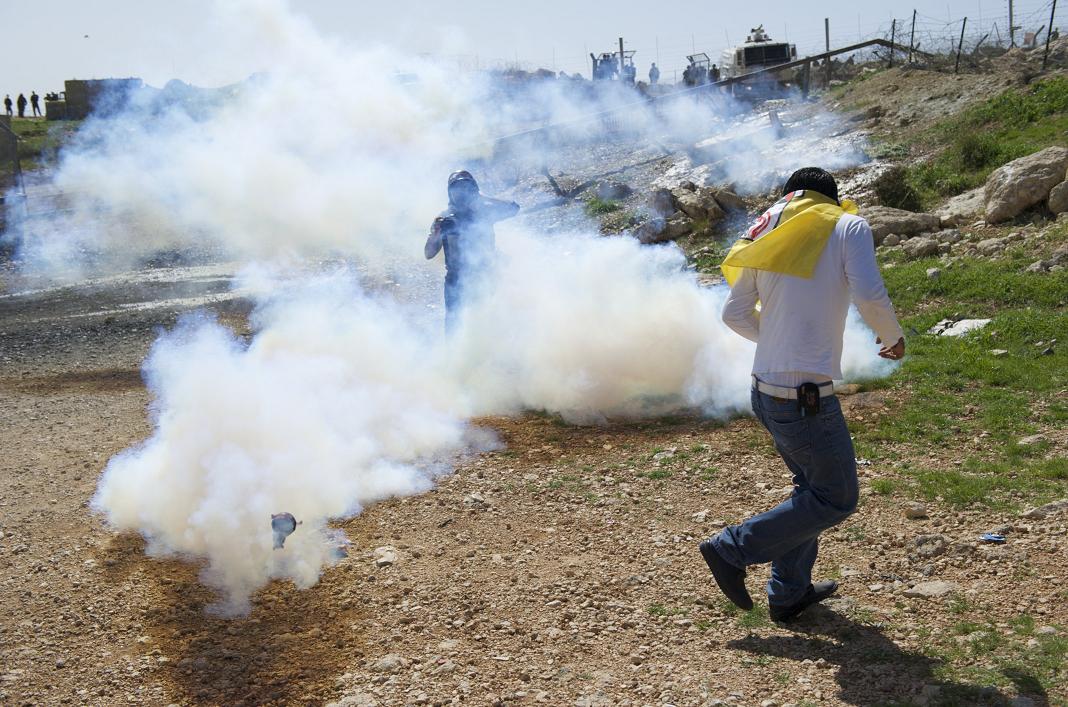 إصابة فتى بجروح والعشرات بالاختناق في بلعين مواجهات بلعين