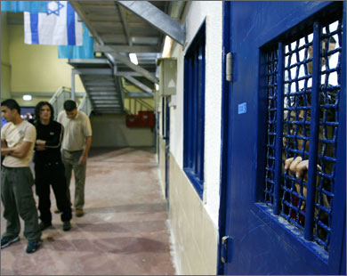 قراقع: 1500 أسير مريض داخل السجون أسير مريض