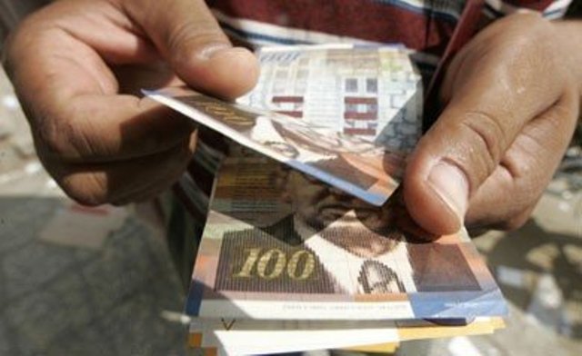 مخصصات أسر الشهداء تصرف اليوم بنسبة 100% أسر الشهداء