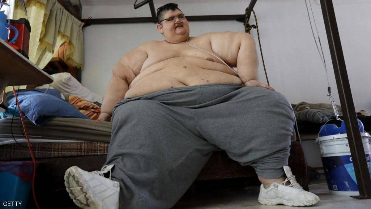 "أسمن" رجل في العالم.. "يفعلها أخيرا" ويمشي مجددا
