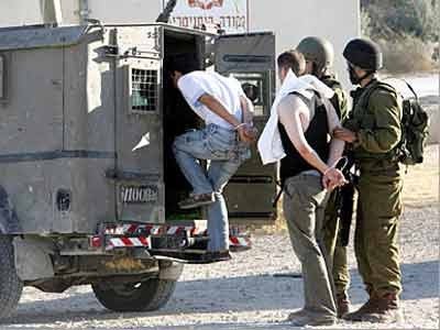الاحتلال يعتقل شقيقين من الخليل اعتقال