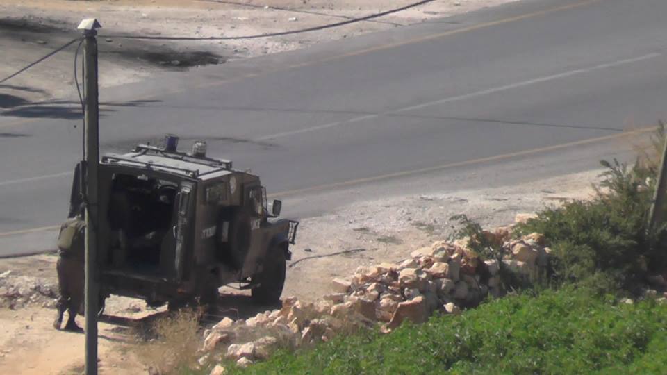 الاحتلال يغلق مدخل بيت أمّر الاحتلال يغلق مدخل بيت أمّر