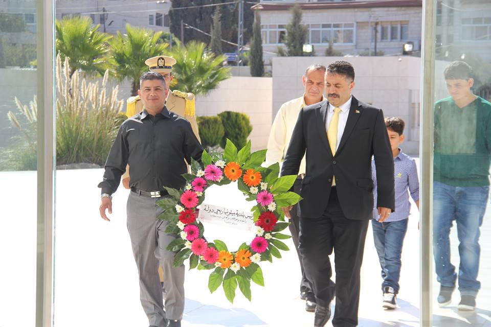 رئيس بلدية بيتونيا يستقبل غنام ويضع أكاليلاً من الزهور على نصب الشهداء في المدينة وضريح الشهيد عرفات ربحي دولة