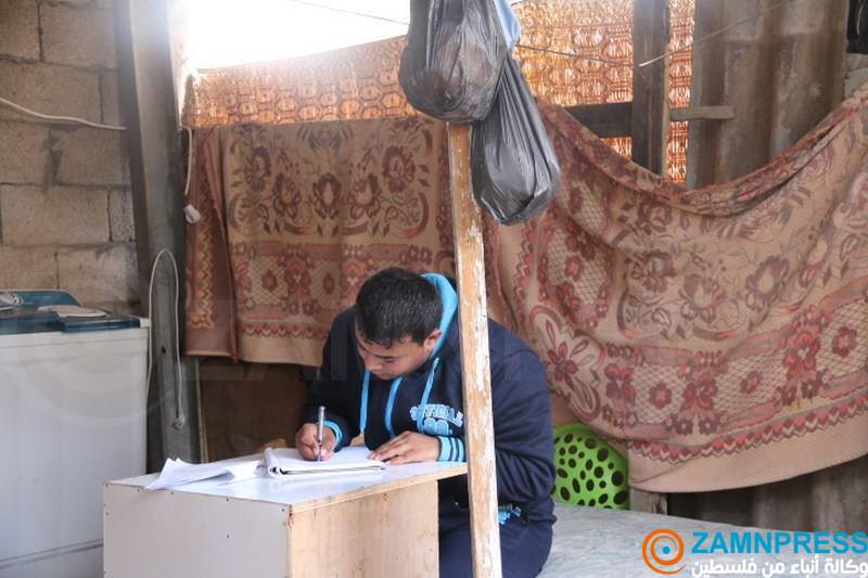 هدمت اسرائيل بيته : طالب جامعي شرق خان يونس يعيش في كوخ طالب جامعي