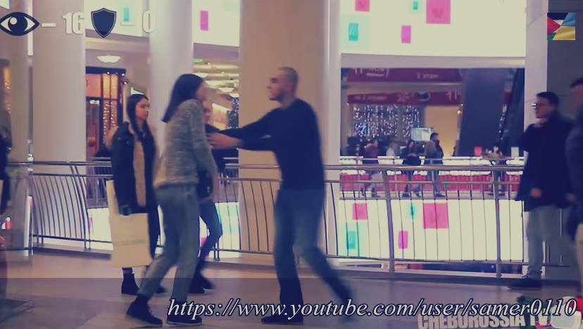 ردة فعل المارة في روسيا عند التحرش بفتاة محجبة وأخرى بشعرها روسيا