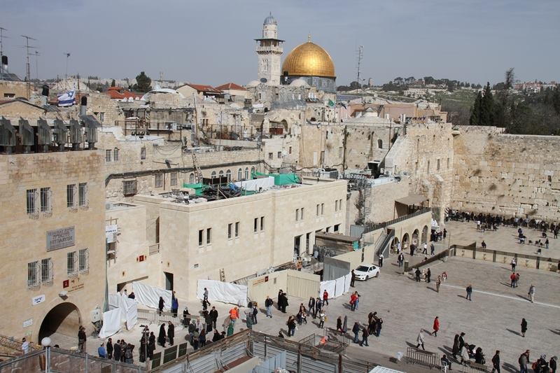 حفريات إسرائيلية في عمق ساحة البراق بالقدس حفريات إسرائيلية في عمق ساحة البراق بالقدس