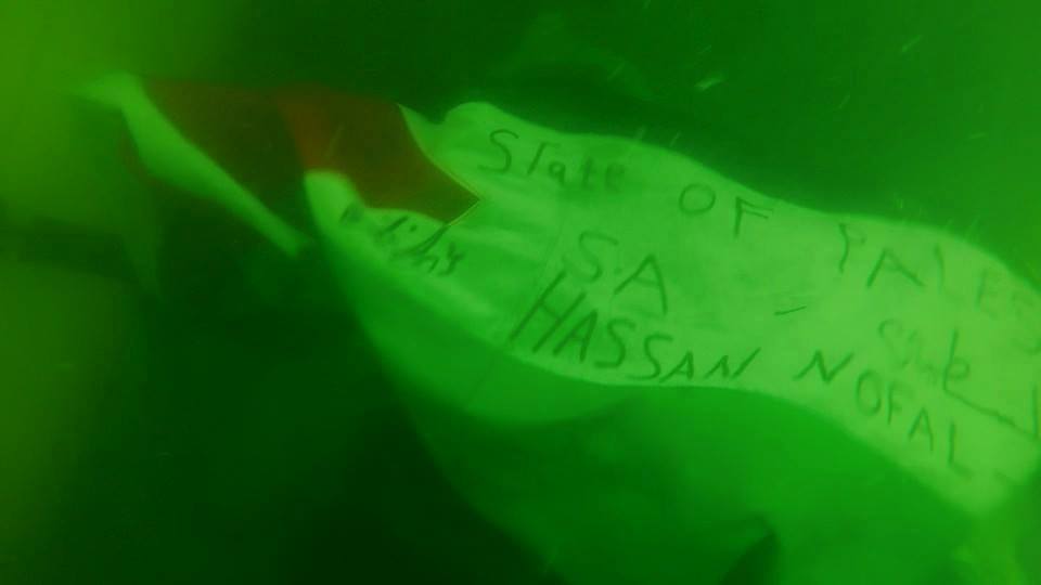 بالصور: غواص فلسطيني يصل أعماق المحيط الهندي رافعاً العلم الفلسطيني غواص فلسطيني