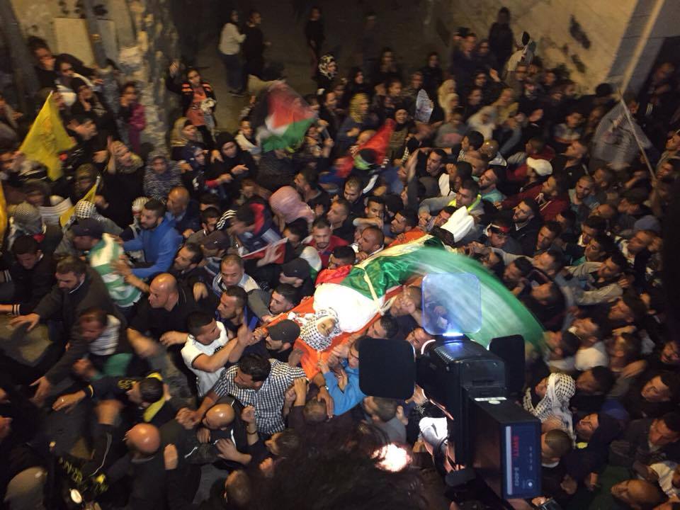 جموعٌ غاضبة تشيع جثمان الشهيد أبو غنام بالقدس عدسة: علي أبو رموز