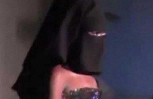 عرض أزياء “نصف عارٍ” بالنقاب عرض أزياء