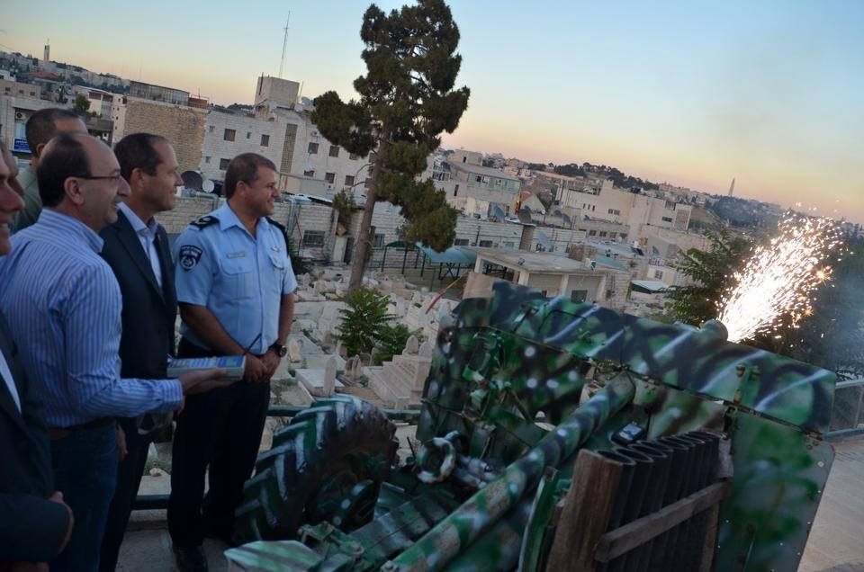 رئيس بلدية الاحتلال بالقدس يطلق مدفع رمضان مدفع رمضان