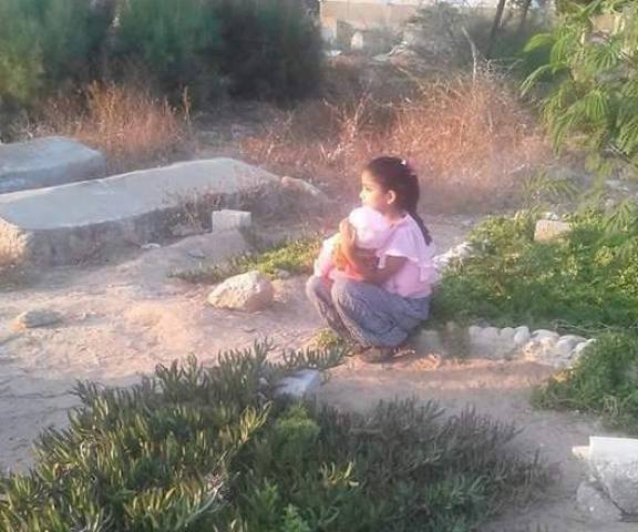 الطفلة سجى تقضي العيد الأول بين القبور الطفلة سجى