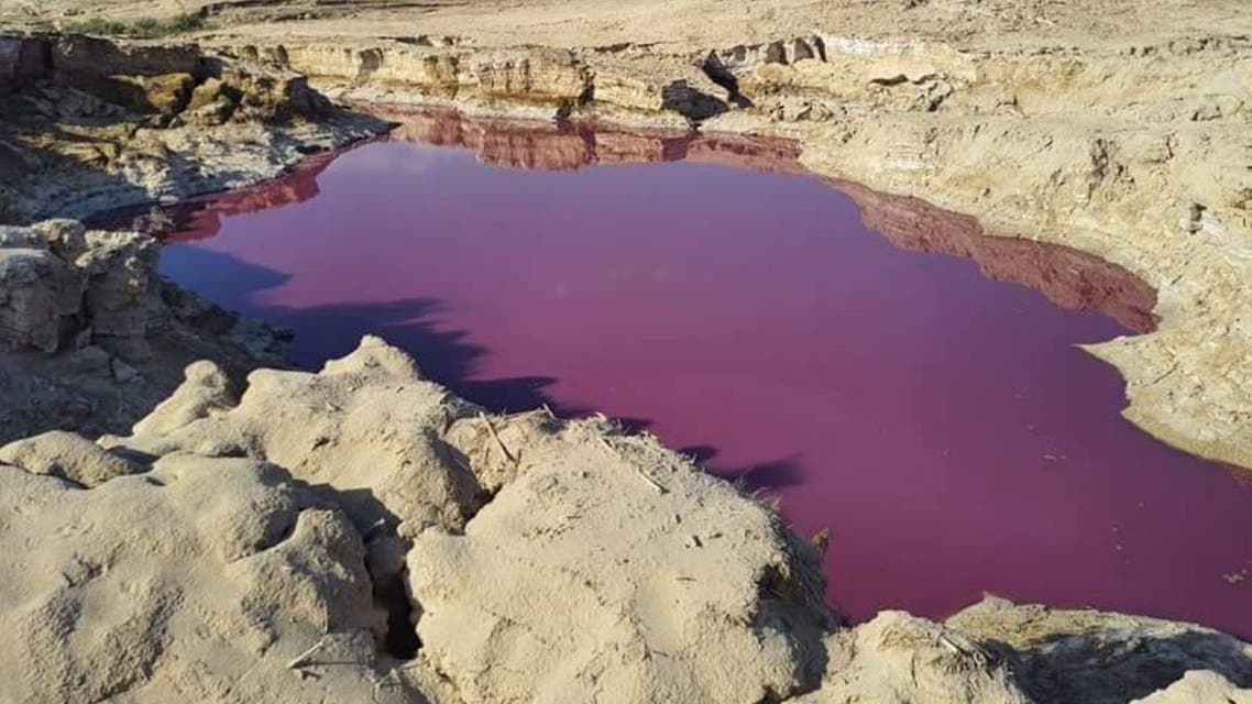 بركة حمراء غريبة بجانب البحر الميت تثير ضجة في الأردن