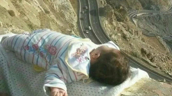 لماذا تُرك "رضيع" على حافة جبل شاهق؟..صورة مرعبة