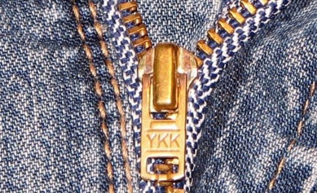 ما سر علامة "YKK" على السحابات؟