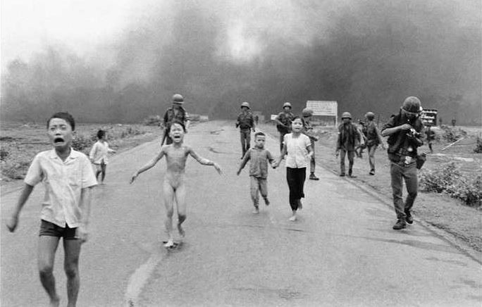 لماذا حذف الفيسبوك أشهر صورة عن حرب فيتنام؟