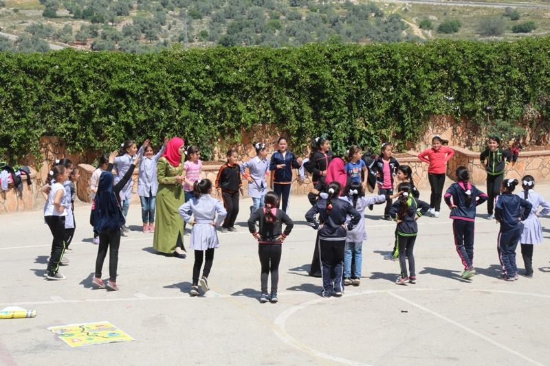 جمعية المرأة العاملة للتنمية تنفذ يوما ترفيهيا في مدرسة بنات شقبا شقبا