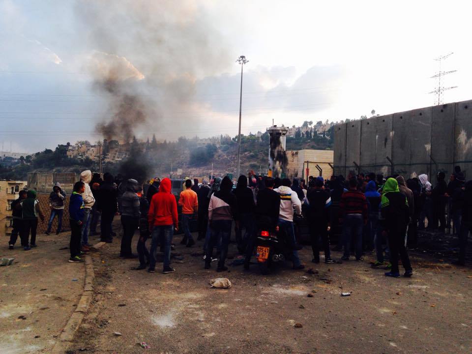 محكمة الاحتلال: تشييع العكاري ليلًا بمشاركة 35 شخصًا فقط مواجهات شعفاط