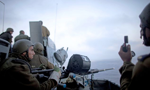 زوارق الاحتلال تفتح نيرانها تجاه قوارب الصيد في غزة زوارق الاحتلال