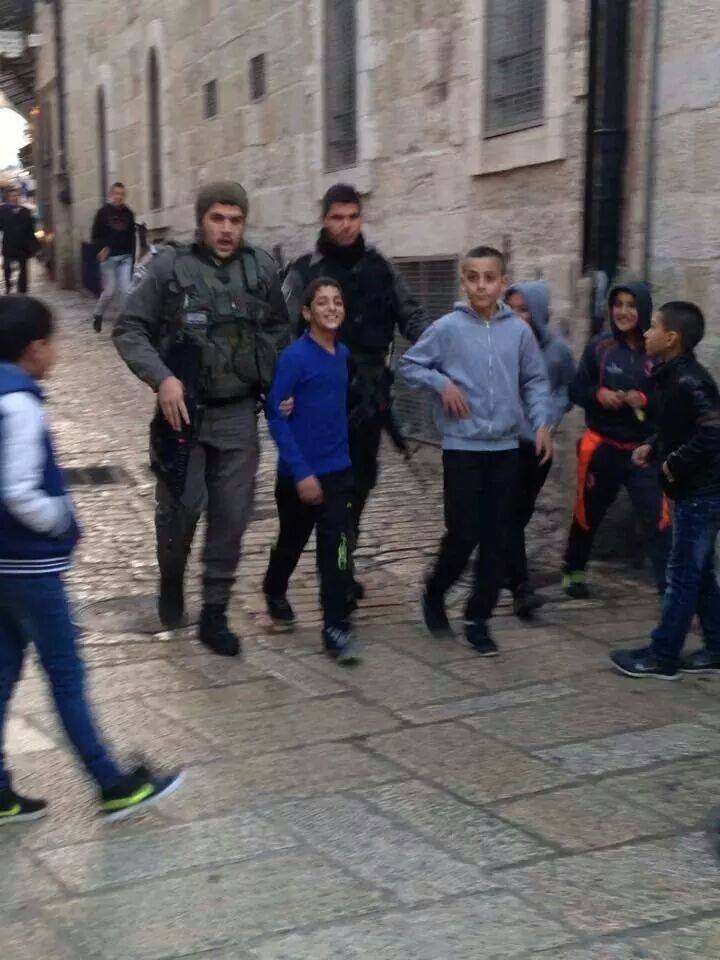 اعتقال مقدسيين بينهم طفلين وإبعاد مرابطة عن الأقصى طفل مقدسي