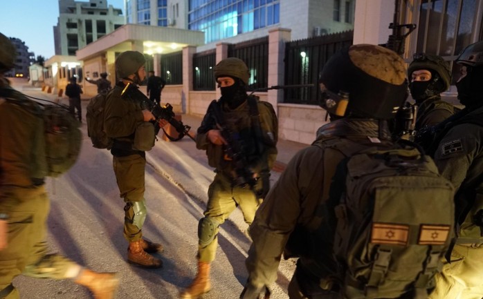 مداهمات واعتقالات واسعة للاحتلال بالضفة والقدس