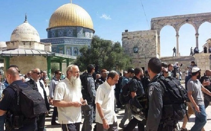المستوطنون يقتحمون المسجد الأقصى وسط حراسة مشددة