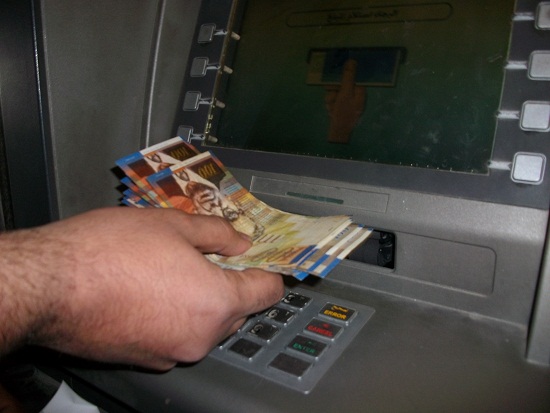 الرواتب اليوم عبر الصراف الآلي وغداً في البنوك الصراف الآلي