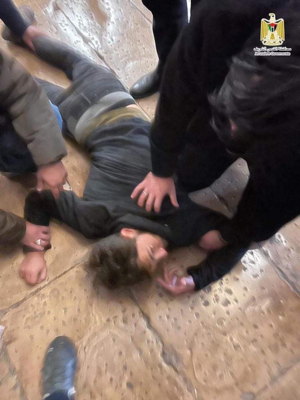 مستوطنان يعتديان على كنيسة في القدس