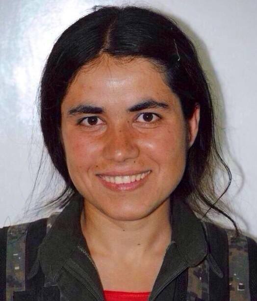 بالفيديو: من هي المقاتلة الكردية التي فجرت نفسها في معسكر "داعش"؟ مقاتلة كردية