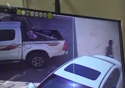 فيديو: لص يسرق سيارة رجل وبداخلها زوجته