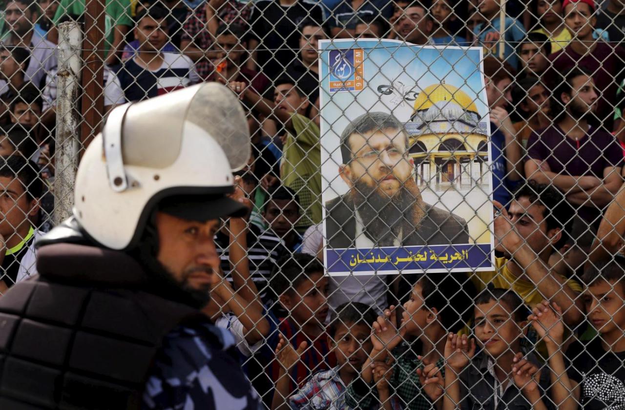 74 يوماً على إضراب الشيخ خضر عدنان...تحذيرات من استشهاده وعائلته تتهم الصليب بالتقصير