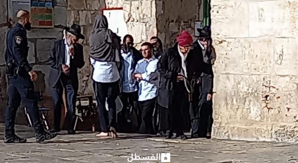 مستوطنون يقتحمون الأقصى وقوات الاحتلال تعيث خرابا بمصلى باب الرحمة