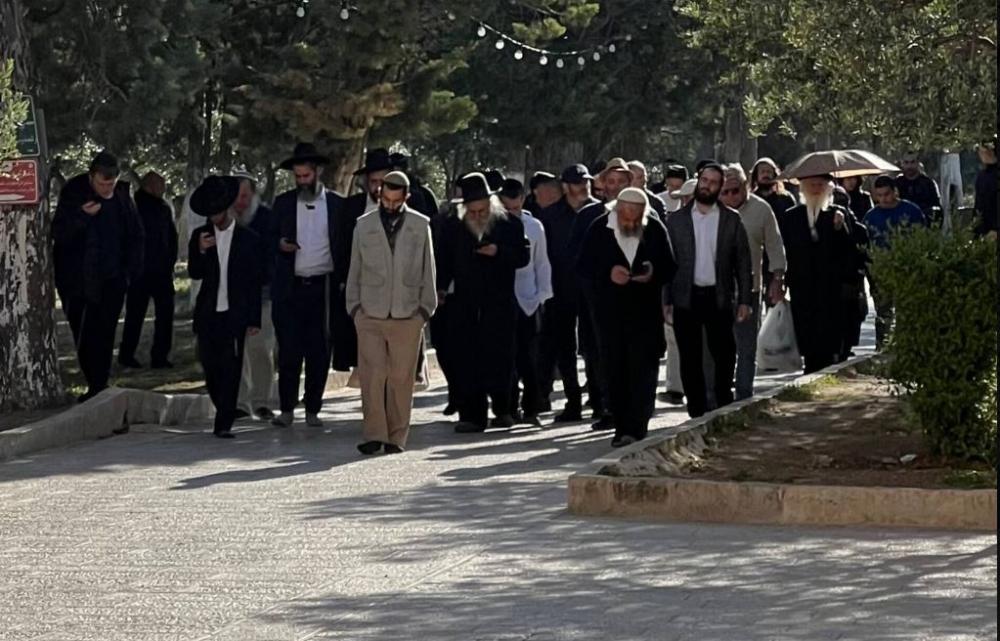 عشرات المستوطنين يقتحمون الأقصى وسط قيود مشددة