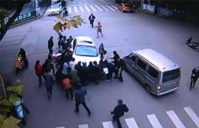 فيديو: صينيون يرفعون سيارة لإنقاذ سيدة تعرضت لحادث