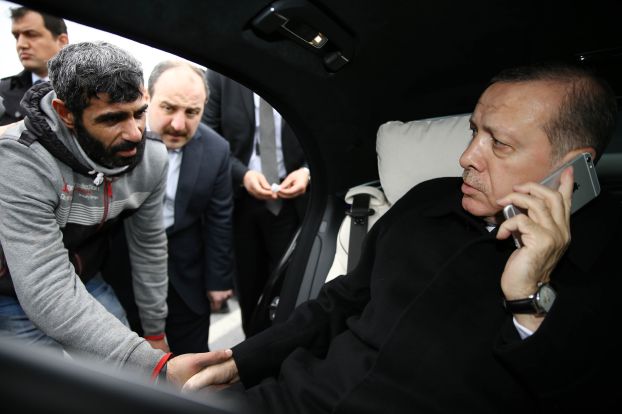 فيديو: أردوغان ينقذ رجلا حاول الانتحار من جسر البسفور