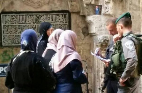الاحتلال يبعد زوجة أسير مقدسي عن القدس