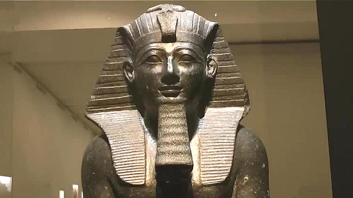 إسرائيل تسلم مصر قطعتين أثريتين من الفترة الفرعونية