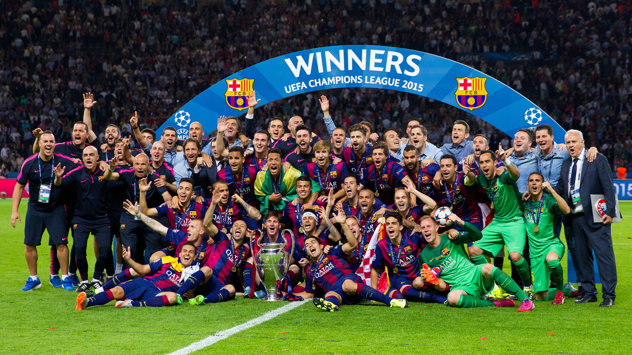 كم بلغت إيرادات برشلونة في 2015؟