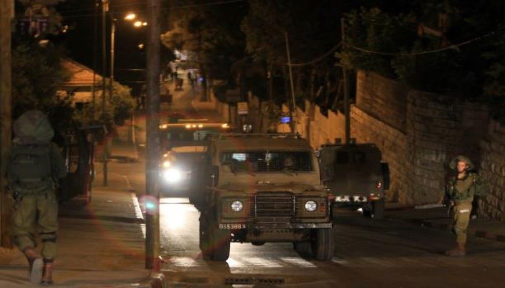 إصابة شاب خلال مواجهات في نابلس واعتقالات واسعة لعدد من الشبان