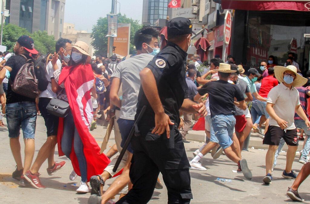 تونس: الجيش يطوّق البرلمان ويمنع الغنوشي من دخوله